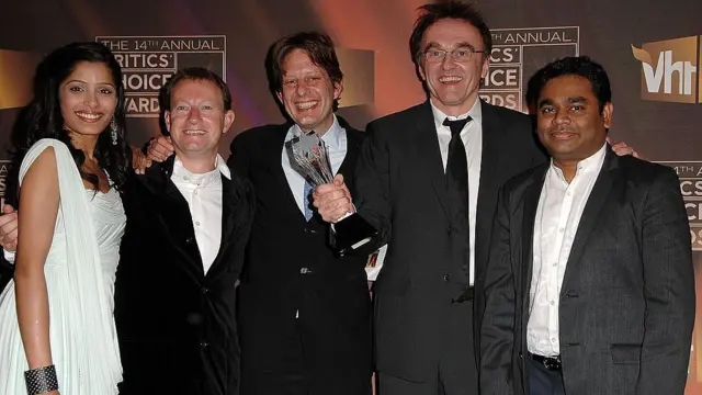 अभिनेत्री फ़्रीडा पिंटो, लेखक साइमन ब्यूफ़ॉय, निर्माता क्रिश्चियन कॉल्सन, निर्देशक डैनी बॉयल के साथ एआर रहमान 