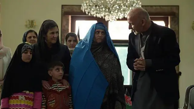 تصویر شربت‌گل و فرزندانش در کنار اشرف غنی و لورا غنی رئیس‌جمهور و بانوی اول وقت افغانستان.