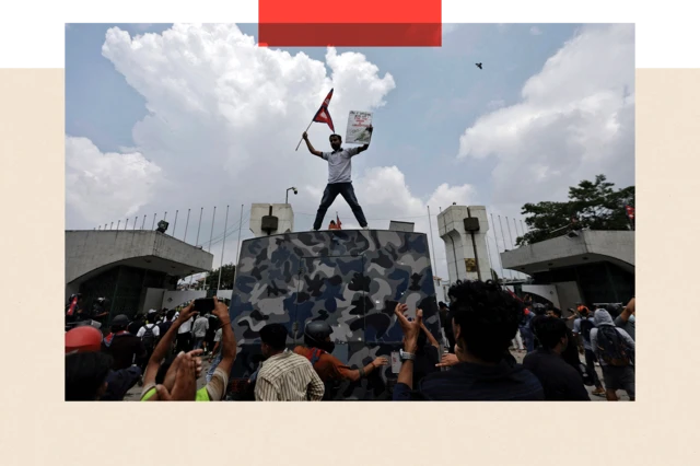 Muandamanaji akipeperusha bendera akiwa amesimama juu ya gari karibu na lango la Bunge