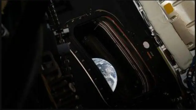 صورة لكوكب الأرض من نافذة مركبة فضائية