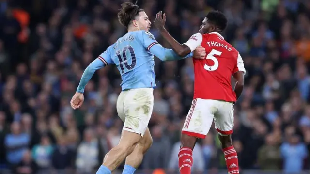 جک گریلیش هنگام پیروزی ۱-۴ مقابل آرسنال در آوریل ۲۰۲۳ یقه توماس پارتی را گرفت