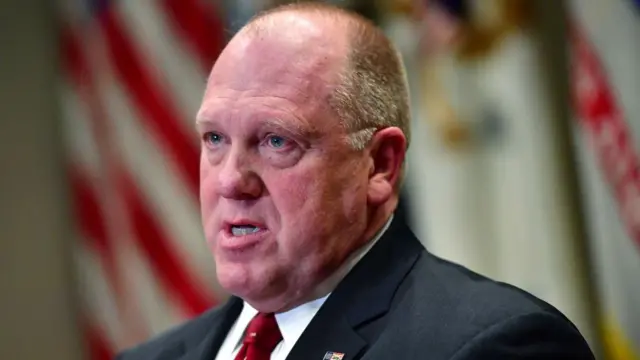 Tom Homan en una rueda de prensa con la bandera de Estados Unidos al fondo.