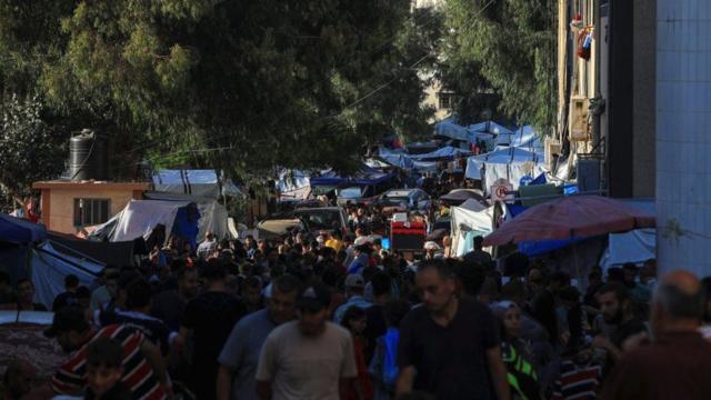 Palestinos deslocados, que fugiramfreebet bet365suas casas devido aos ataques israelenses, caminham e se reúnem no Hospital Al-Shifa da cidadefreebet bet365Gaza, onde se abrigam,freebet bet365meio ao conflitofreebet bet365curso entre Israel e o grupo islâmico palestino Hamas,freebet bet3655freebet bet365novembrofreebet bet3652023.