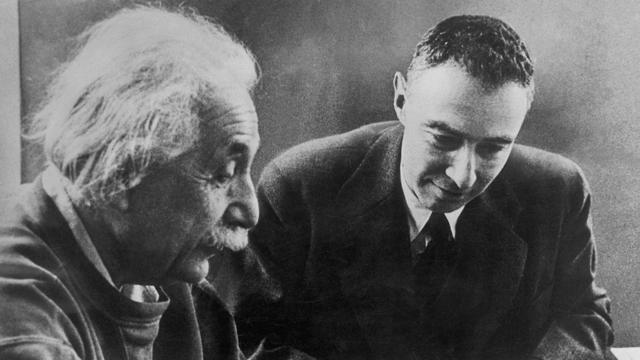 Albert Einstein e Robert Oppenheimer