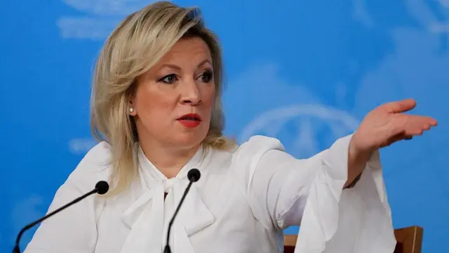Марія Захарова спілкується з журналістами