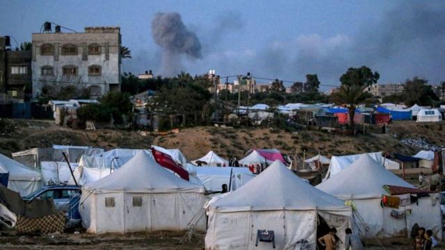 آثار القصف الإسرائيلي يظهر خلف مخيمات في رفح
