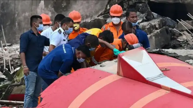 विमान हादसे के बाद की तस्वीर