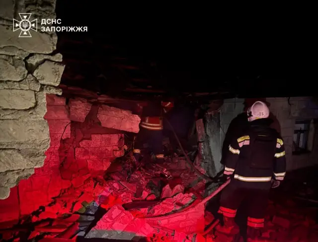 Рятувальники у зруйнованій будівлі