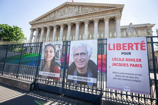 سیسیل کوهلر، ۴۰ ساله، و ژاک پاریس، ۷۲ ساله از ماه مه ۲۰۲۲ به اتهام جاسوسی در ایران بازداشت هستند