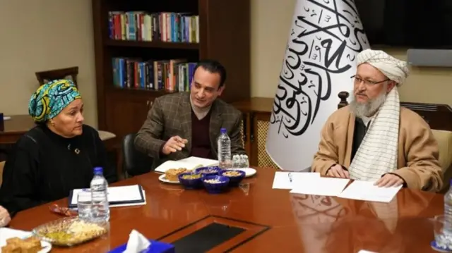 عبدالسلام حنفی، معاون اداری نخست وزیر طالبان با امینه محمد 