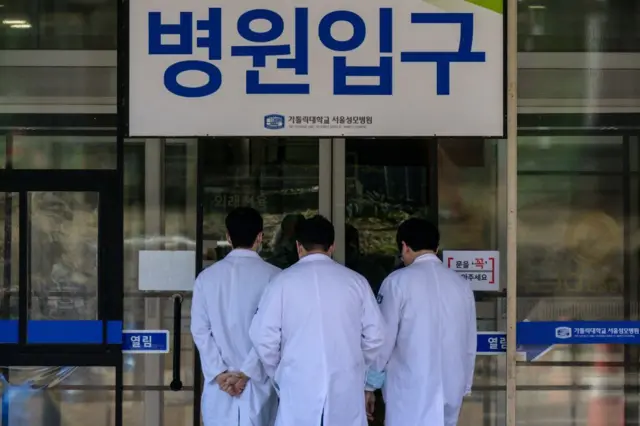 병원으로 들어가는 의사들