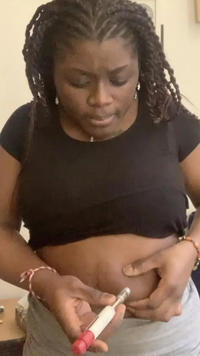  Wakati wa matibabu yake, Reine alilazimika kujidunga kwenye paja au tumbo kila usiku kwa siku nane lakini anasema kila kitu kilikwenda vizuri na hakupata 'madhara yoyote'.