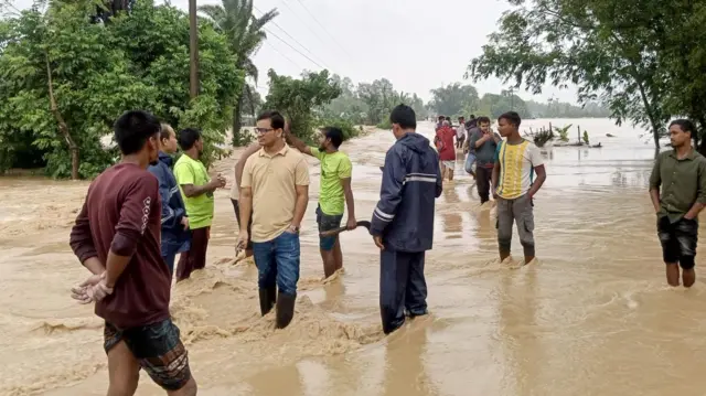 বন্যায় আটকে পড়াদের উদ্ধার কার্যক্রম চলছে বলে জানিয়েছে স্থানীয় প্রশাসন