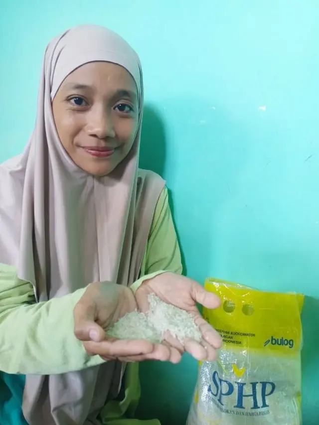 Stevany menunjukkan beras medium yang dibeli di Pasar Tradisional Sentral BTP.