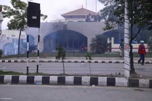 आंदोलकांनी सरकारी इमारतीचा काही भाग पेटवून दिला