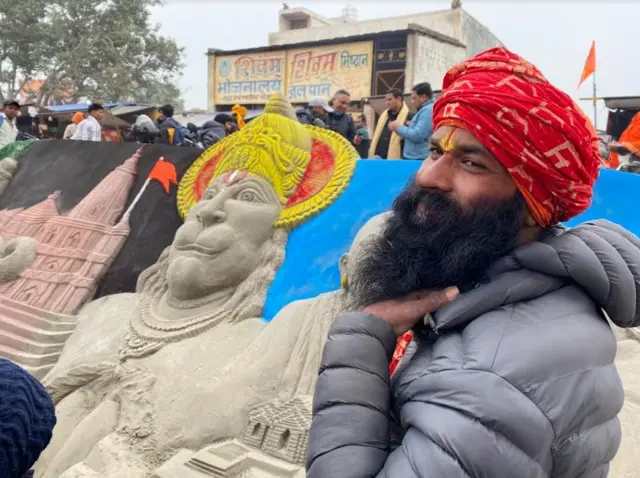 रेत से कलाकृतियां बनाने वाले रूपेश सिंह बलिया से आए हैं