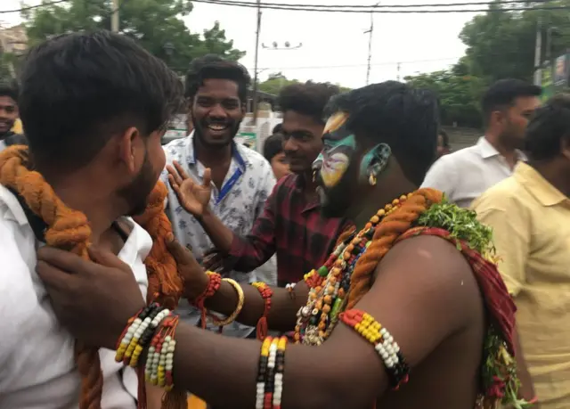 ఓ వ్యక్తి మెడలో కోల వేసిన పోతురాజు శివ