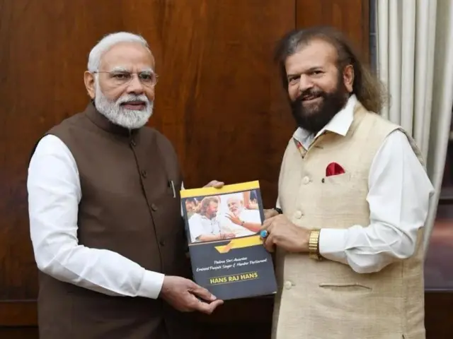 ਪ੍ਰਧਾਨ ਮੰਤਰੀ ਨਰਿੰਦਰ ਮੋਦੀ ਨਾਲ ਹੰਸ ਰਾਜ ਹੰਸ