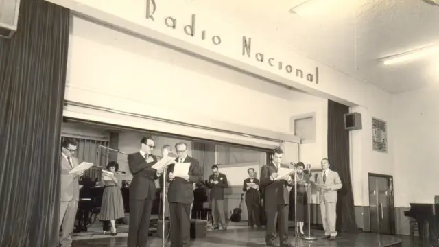 Fotocasa das apostas do brasilpretocasa das apostas do brasilbranco e pessoas falandocasa das apostas do brasilmicrofones na Rádio Nacional