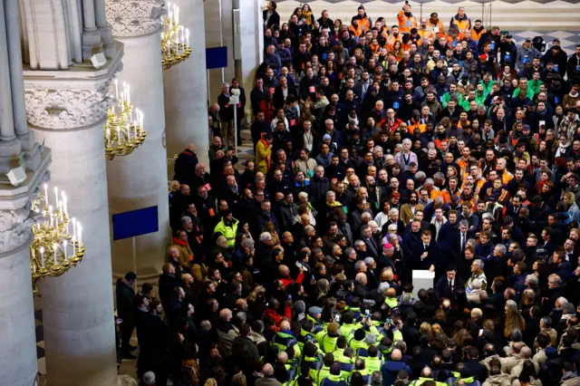 El presidente Emmanuel Macron habla ante 1.300 trabajadores en la nave central de la catedral de Notre Dame.