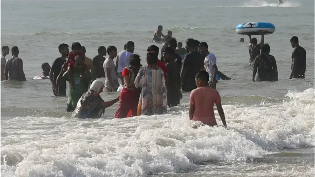 পর্যটন কেন্দ্রগুলোয় অসংখ্য মানুষের ভিড়।