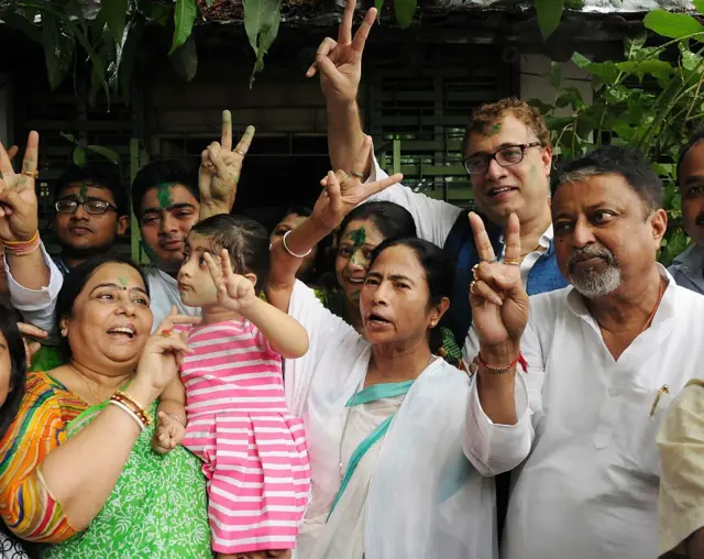 নিজের পরিবার ও দলের সদস্যদের সঙ্গে মমতা ব্যানার্জী - ফাইল চিত্র