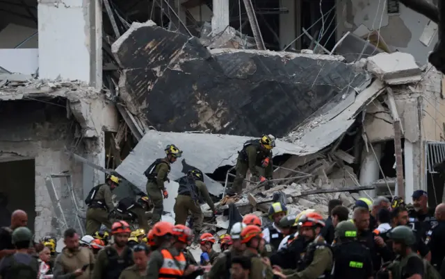 Escombros de prédio em Tel Aviv