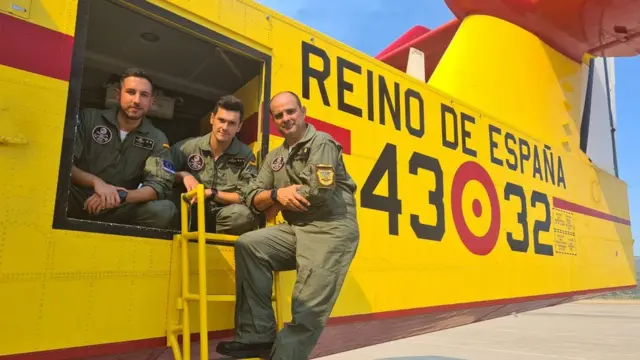 İspanya'nın Türkiye'ye iki itfaiye uçağıyla yardıma gelen hava kuvvetleri birimi 43 Grupo, 1971 yılında yangınlarla mücadele etmek için kuruldu. 17 uçak ve 150 personelin yer aldığı birimin başındaki Yarbay Carlos Traverso bir röportajında, "Her türlü senaryoya uyum sağlama kapasitemiz var, mürettebatın orman yangını söndürürken stres seviyesinin ne kadar yüksek olduğunu unutmayalım" demişti.