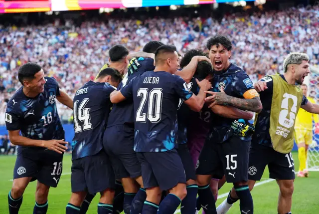 احتفالات لاعبي منتخب الباراغواي، بعد التأهل إلى دور الـ16 من كأس العالم 2026. 