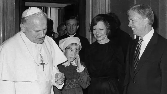 Amy Carter junto al Papa Juan Pablo II, Jimmy Carter y su esposa.