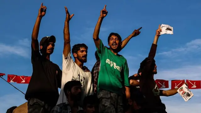 रशीद का प्रचार करते युवा