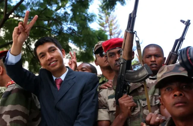 Andry Rajoelina dịka onye ndu ndị ndọrọndọrọ ọchịchị na-anọghị isi ọchịchị n'ọnwa Maachị, afọ 2009 tupu ọ banye n'ọkwa Onyeisiala