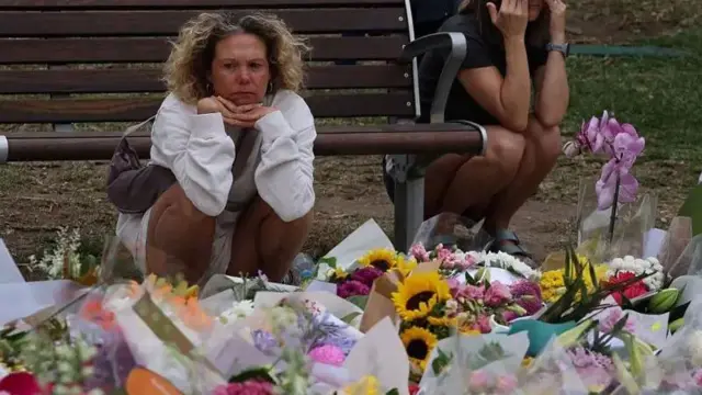 مردم برای سوگواری و ادای احترام به کشته شدگان در تیراندازی روز شنبه در محل حادثه، در ساحل بوندای سیدنی گردهم آمده‌اند
