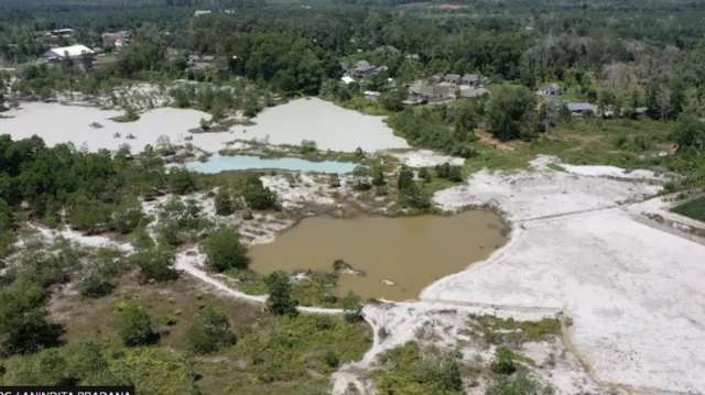 বাঙ্কা দ্বীপে এরকম গর্ত পানি সংগ্রহের অন্যতম উৎস