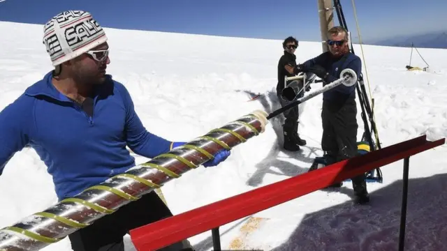 அண்டார்டிகாவில் பனிக்கட்டி உள்ளகம் அருகே விஞ்ஞானிகள்.