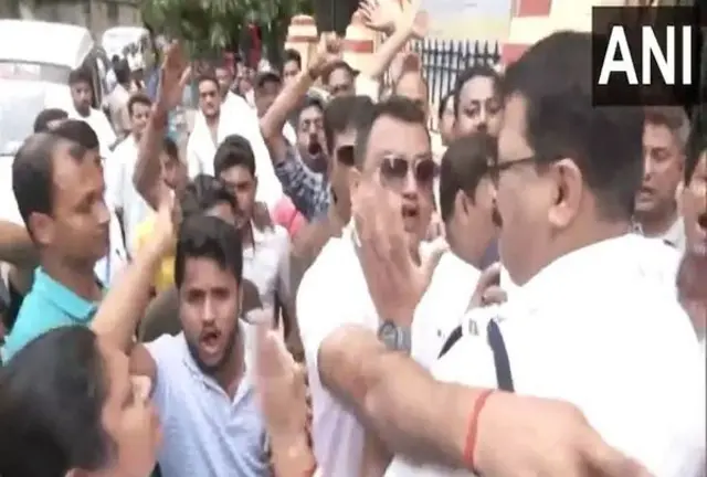 সপ্তমদফা নির্বাচনে রাজ্যের নয়টি কেন্দ্রের একাধিক বুথ থেকে সংঘর্ষের অভিযোগ আসে।