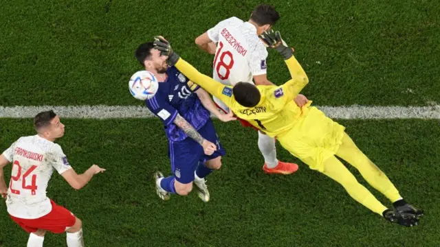 30 Kasım: Polonyalı Wojciech Szczesny, Lionel Messi’ye ceza sahasında faul yaptı. Penaltı kararı VAR incelemesinin ardından verildi