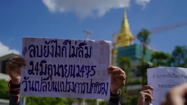 ชูแผ่นป้าย