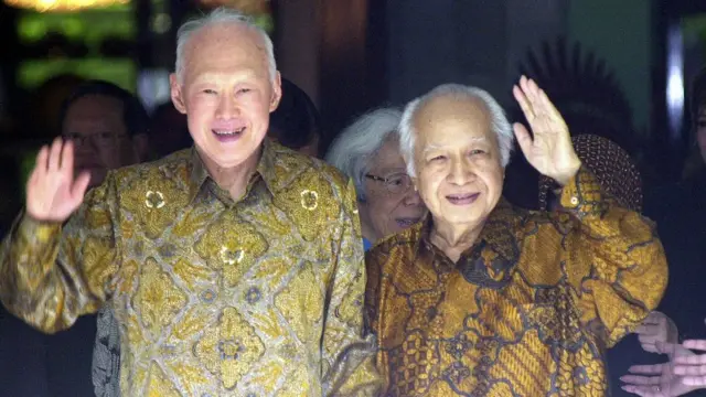 Lee Kuan Yew (L) and former Indonesian dictator Suharto meeting in Jakarta, 22 February 2006