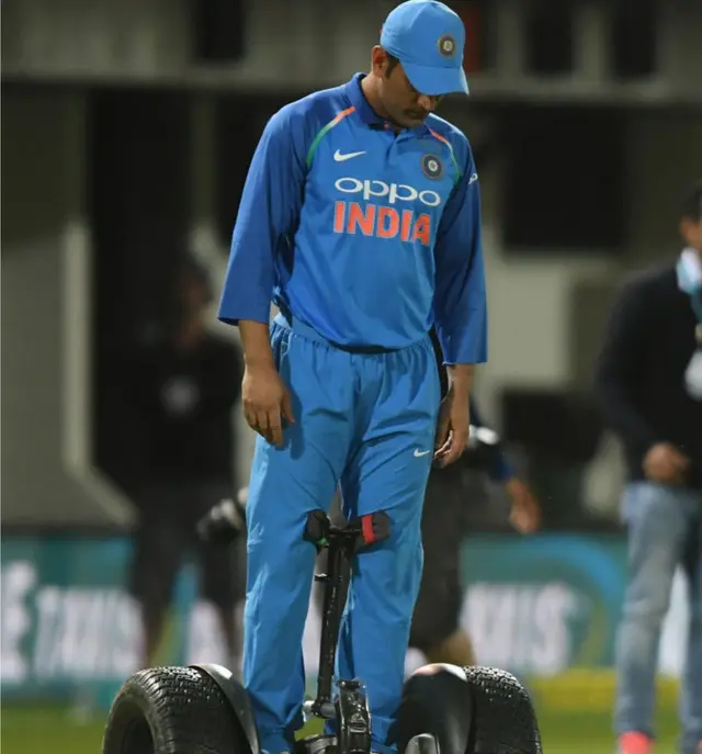 ધોનીના પ્રયોગો