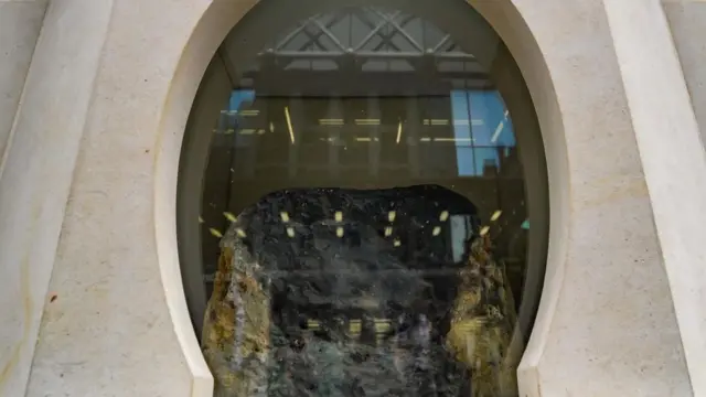 لا يزال الغموض يكتنف أصل حجر لندن، لكن السجلات تشير إلى أنه ظل معلما بارزا للمدينة على مدار مئات السنين