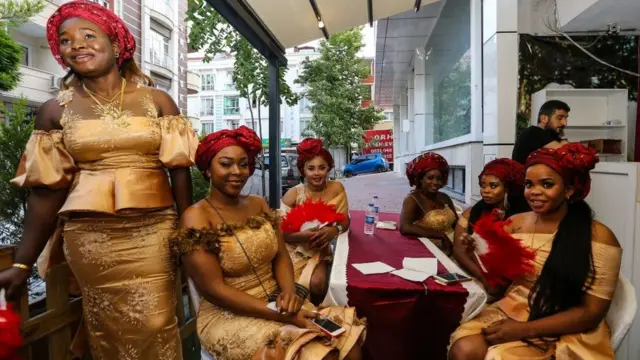 Ụmụnwaanyị na-eduputa nwaanyị na-agba akwụkwọ