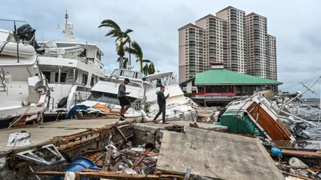 Destruição e barcos virados