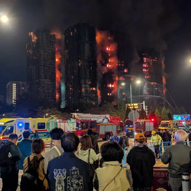 በእሳት የተያያዙ ህንጻዎችን የሚመለከቱ ሰዎች