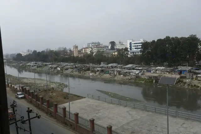 थापाथलीको नदी किनाराको सुकुम्बासी बस्ती 