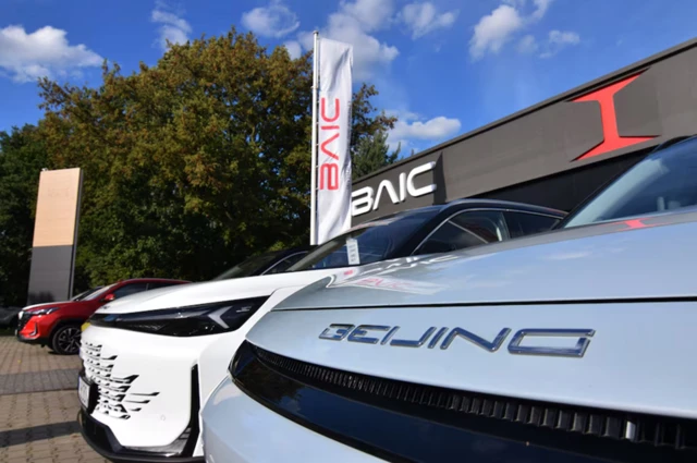Những chiếc xe được trưng bày bên ngoài đại lý BAIC ở phía bắc Warsaw