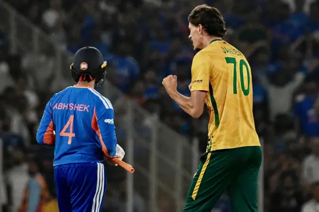 अभिषेक शर्मा केवळ 15 धावांवर माघारी परतला. 