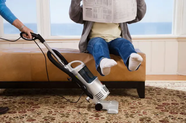 नवरा जेव्हा बाहेर दहा कामं करत असेल तर बायको घरात हजार कामं करते. 