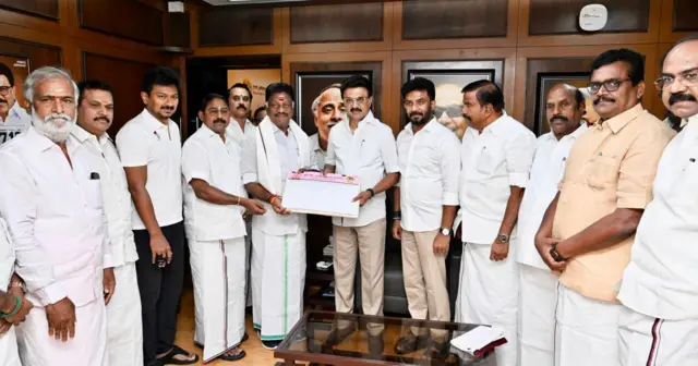 முன்னாள் முதலமைச்சர் ஓ.பன்னீர்செல்வம் திமுகவில் இணைந்தார் - என்ன நடக்கிறது?