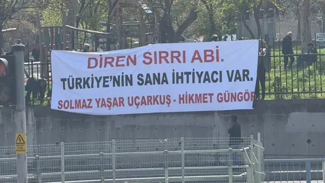 Hastanenin karşısına vatandaşların astırdığı pankart